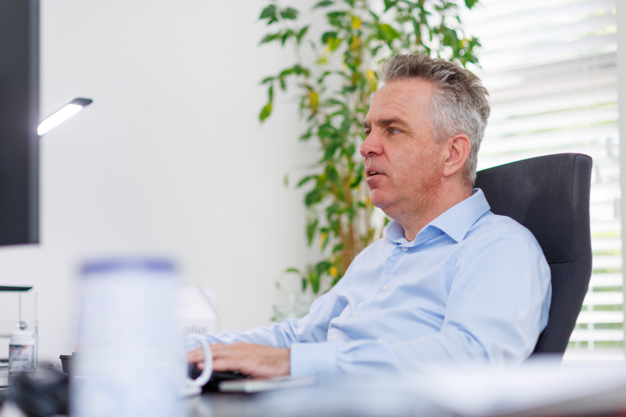 Microsoft OneDrive 2 Eddie achter zijn bureau van Agiliq